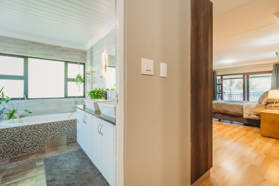 5 Bedroom Property for Sale in Panorama Western Cape